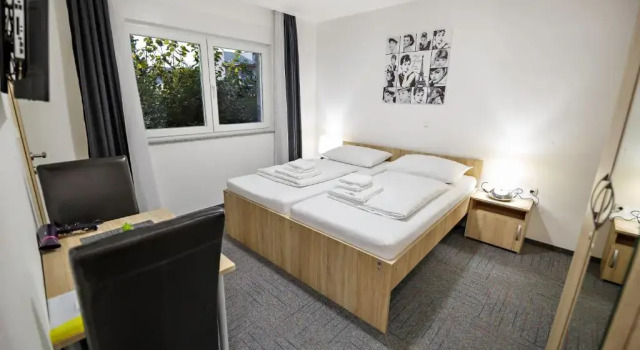 Hostel Mali Pariz, Rezerwuj Hostel Slavonski Brod 
