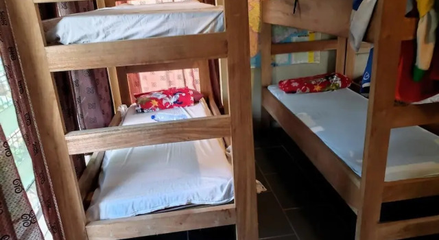 Кровать в общем номере Scorpion Hill Lodge