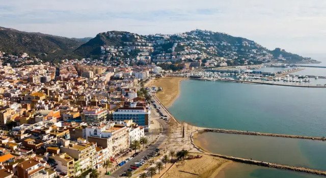 Апартаменты Apartment in Roses Near Sandy Beach