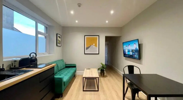 Апартаменты Modern Central Apartment + King Size Bed + Garden