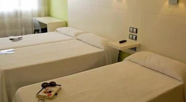 Трёхместный номер Standard с балконом Hostal Las Gaviotas