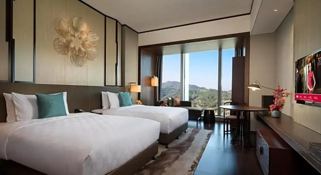 Четырёхместный номер Standard с видом на горы HUALUXE Xiamen Haicang Habour View