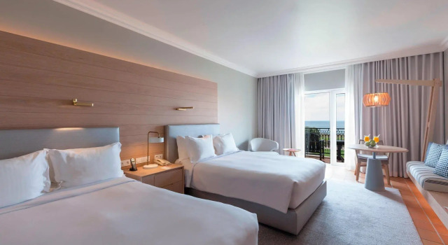Четырёхместный номер Standard oceanfront Praia DEl Rey Marriott Golf & Beach Resort