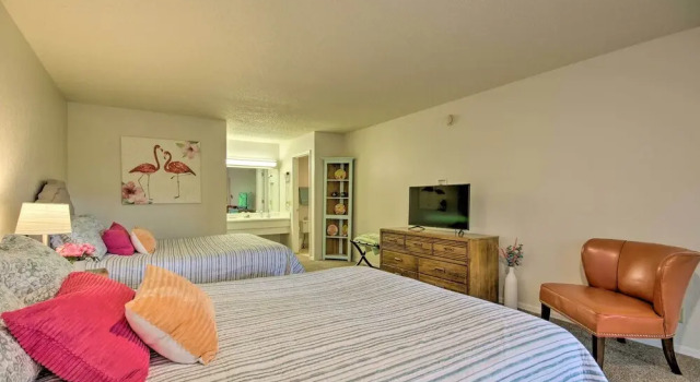 Osage Beach Home w/ Private Hot Tub: Near Lake!, Забронировать Отель Отели Осейдж-Бич 3 звезды, 3*