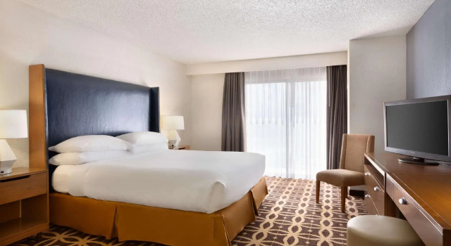 Двухместный люкс для гостей с ограниченными возможностями Embassy Suites by Hilton Dallas DFW Airport South