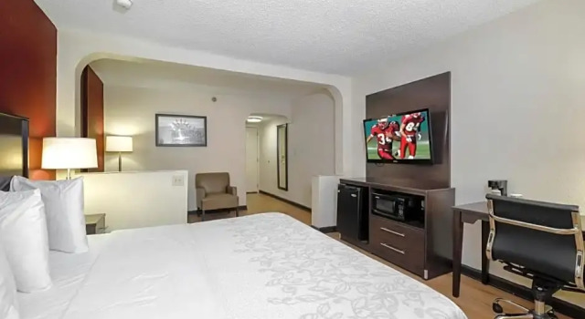 Люкс Red Roof Inn PLUS+ & Suites Opelika