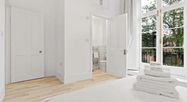 Refined, Light 1 Bed Apt w Balcony in Brixton