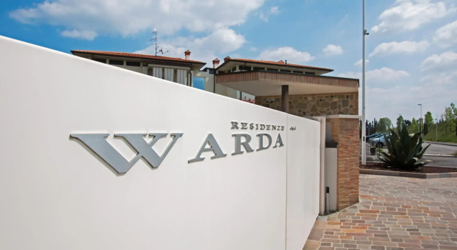 Warda C11 con Piscina by Wonderful Italy, Забронировать Апартаменты/квартира Отели озера Гарды с парковкой, Парковка