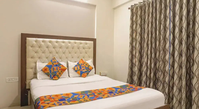 Номер Deluxe FabHotel Executive Pearl Inn - Nr. Twin tower