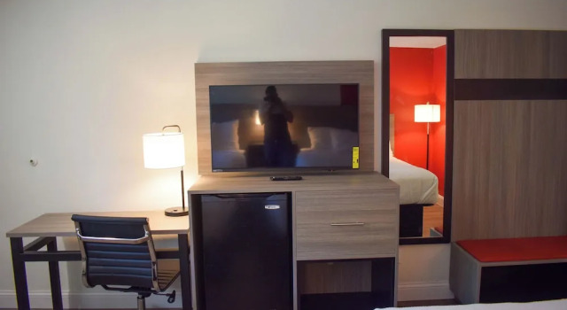 Четырёхместный номер Deluxe Ramada by Wyndham Cleveland Airport West