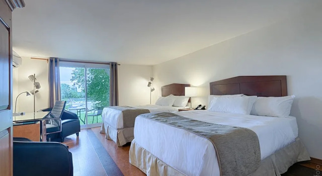 Четырёхместный номер Superior с балконом Auberge Handfield et Spa