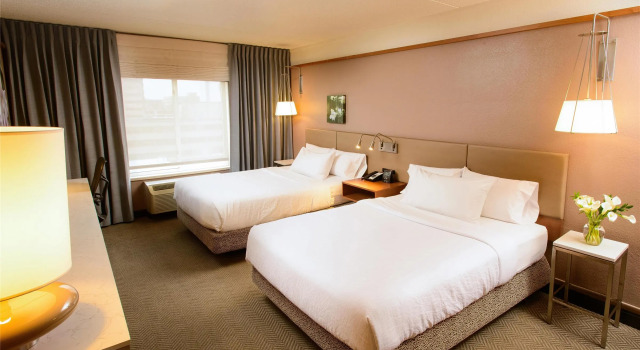 Четырёхместный номер Standard Hilton Garden Inn Rochester Downtown