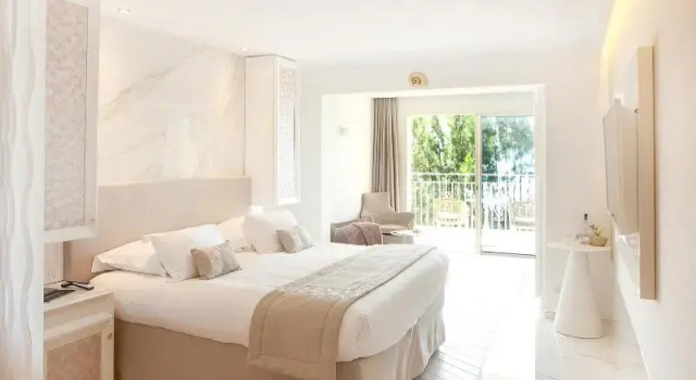 Двухместный номер Superior с балконом Hôtel Marinca & Spa