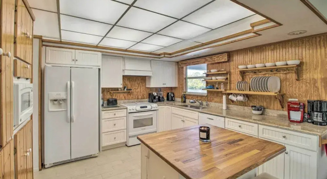 Коттедж Pet-friendly Sebastian Home on Lake; Golf Nearby