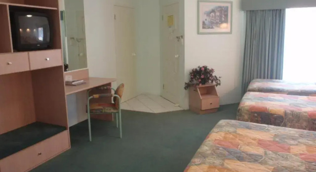 Студия Runaway Bay Motor Inn