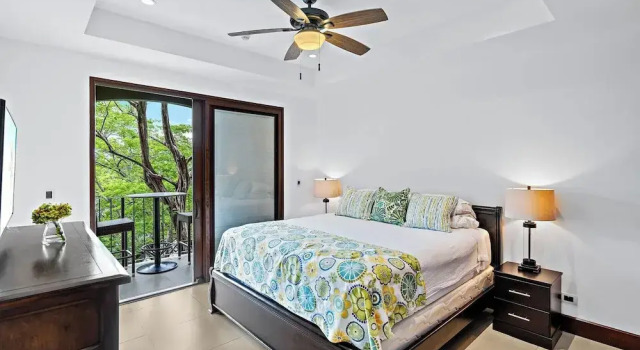 Luxury Condo with Panoramic Ocean Views, Sparkling Infinity Pool, and Modern Open-Concept Design, Rezerwuj Boutique Hotel Hotele w Guanacaste z parkingiem, Parking