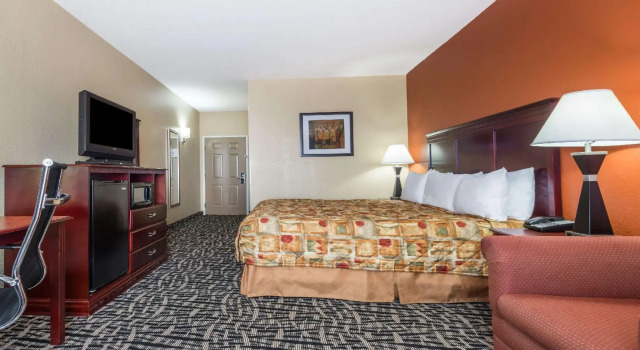 Люкс Deluxe Days Inn & Suites by Wyndham Prattville-Montgomery