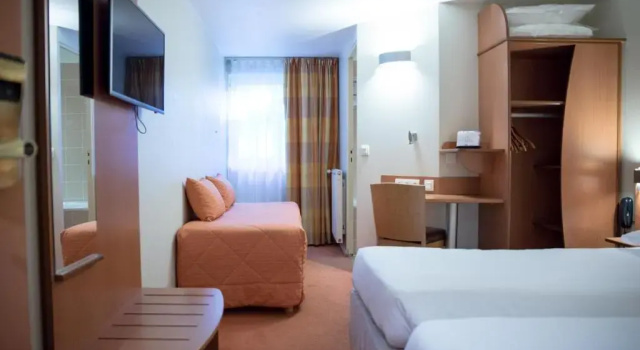 Трёхместный номер Standard Kyriad Rennes Nord Hotel