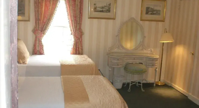Samuel Durfee House B&B, Забронировать Отель «постель и завтрак» Отели Ньюпорт с завтраком, рядом с Конюшня The Breakers Stable &amp; Carriage House, Завтраки