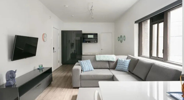 Contemporary 1BR in Downtown MTL by Sonder, Rezervasyon Otel Montreal Quebec
