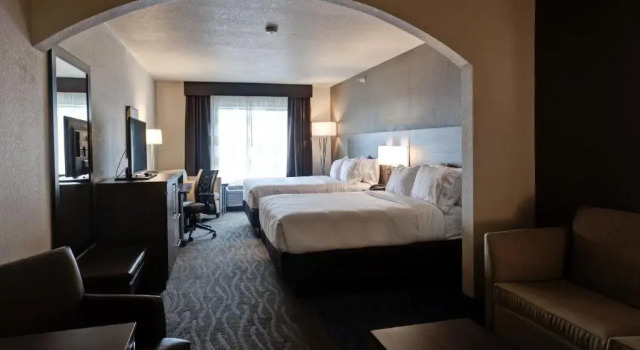 Четырёхместный люкс Holiday Inn Express & Suites Manhattan by IHG
