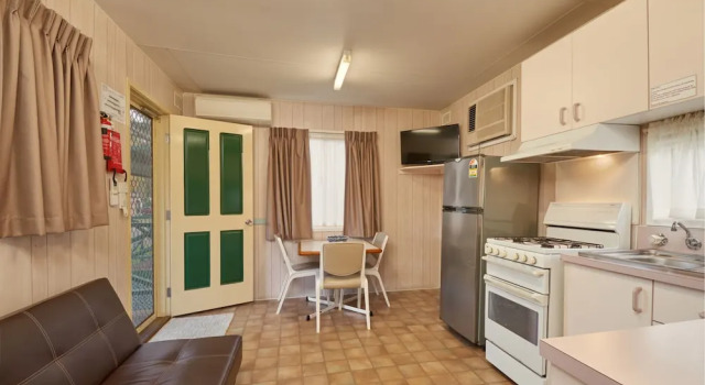 Семейный номер Deluxe с балконом Gundagai Cabins & Tourist Park
