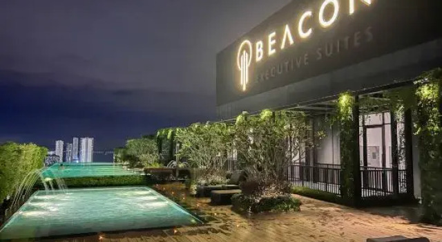 Georgetown Beacon Executive Suite 9-10pax | Amazing SkyPool