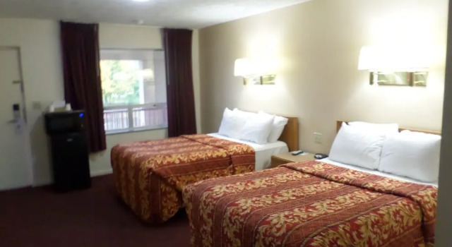 Четырёхместный номер Deluxe Knights Inn Oswego East