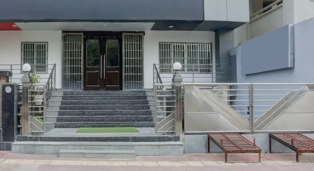 Townhouse Mumfordganj APS Inn