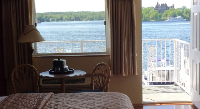 Четырёхместный номер Standard с балконом и с красивым видом из окна Riveredge Resort Hotel