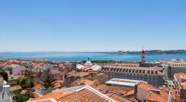 Апартаменты Breathtaking River-City View Two Private Terraces 3 Bedrooms and 3 Bathrooms 17th Century Building Central Bica Chiado District