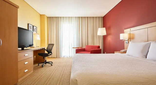 Двухместный люкс c 1 комнатой Courtyard by Marriott Leon at The Poliforum