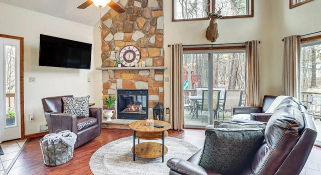 Serene Poconos Cabin w/ Hot Tub & Beach Access!, Buchen Sie Ferienhaus Albrightsville 