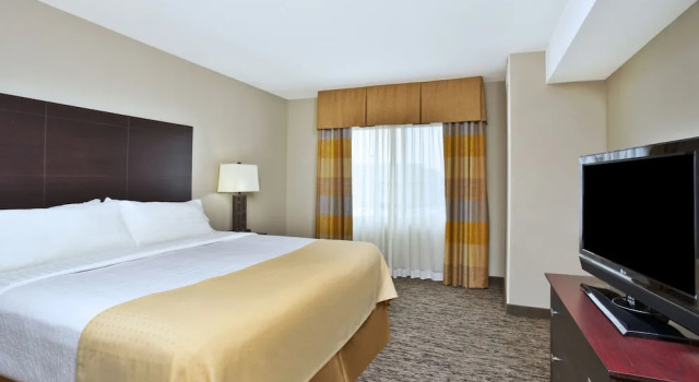 Люкс c 1 комнатой Holiday Inn & Suites Green Bay Stadium by IHG