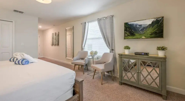Luxury Storey Lake Retreat - Spacious Disney-near, Varaa Hotelli Kissimmee Kissimmee