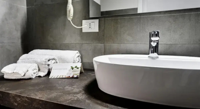 Четырёхместный семейный номер Standard LEssenza Hotel