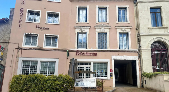 Grand Hôtel Pélisson, Rezerwuj Hotel Hotele w Green Perigord z basenem, Basen