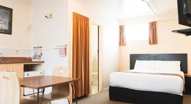Студия Superior Mayfair Court Motel