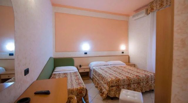 Трёхместный номер Standard Hotel La Riviera