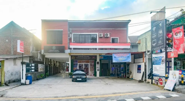 Reddoorz Syariah near Sleman city hall 4, Book Hotel Hotels in Sleman with Parking, Parking