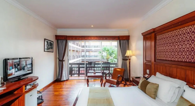 Семейный номер Superior с балконом и с видом на город Empress Angkor Resort & Spa
