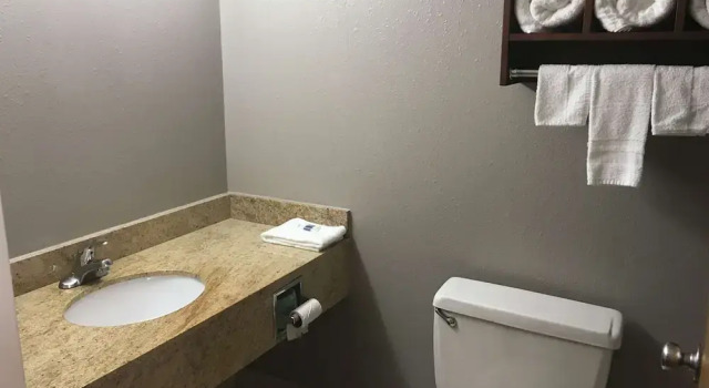 Четырёхместный номер Standard Studio 6 Suites Tupelo, MS - North