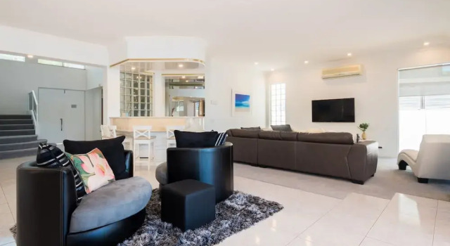 Edgewater on Chevron Waterfront 5 Bedroom Deluxe House Central Surfers, Prenota Hotel Hotel a Queensland con parcheggio, Parcheggio