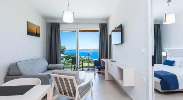 Люкс с балконом и с видом на море Sun and Sea Plus Resort