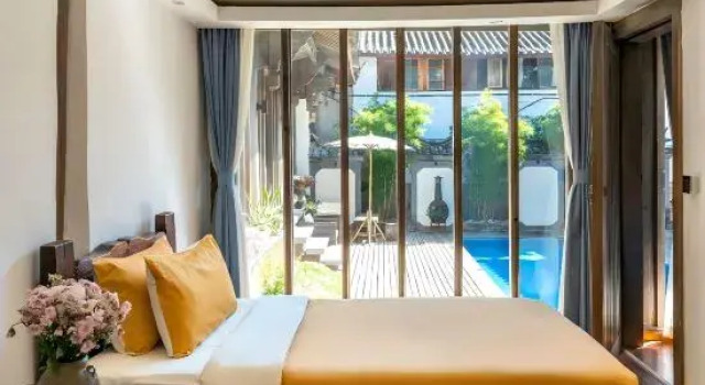Семейный люкс с видом на внутренний двор Lijiang Huifeng Hotel