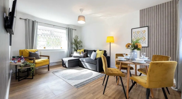Апартаменты Spacious Apartment Near MCR Airport