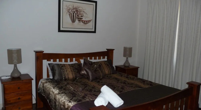 City Escape 3BD in Adelaides East End 6, Забронировать Отель Отели Аделаиды с парковкой, Парковка