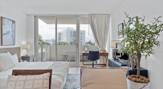 Люкс Superior c 1 комнатой с балконом и с видом на город 1100 West Avenue By MWG Hospitality