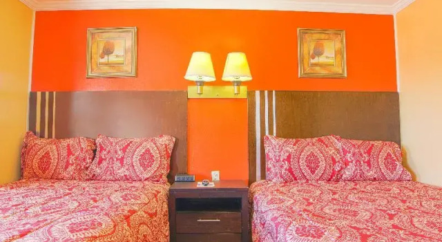 Четырёхместный номер Standard с балконом Economy Inn By OYO Lockport near Houma