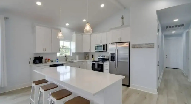 Коттедж с 4 комнатами с балконом Sunny Gulfport Vacation Rental: Walk to Beaches!